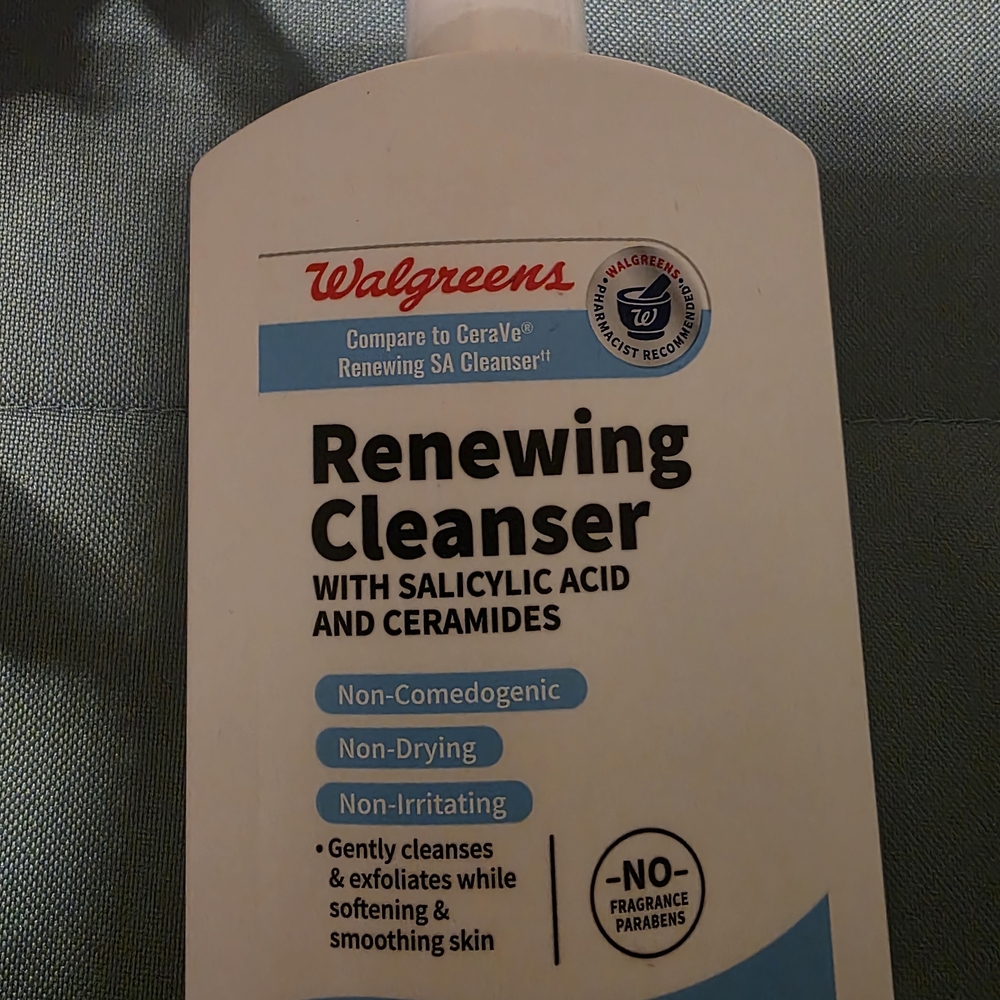 Renewing Cleanser with Salicylic Acid and Ceramides - White and Blue - Picture 2 of 4
